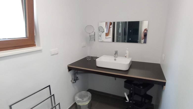 Badezimmer mit Waschbecken und Fenster