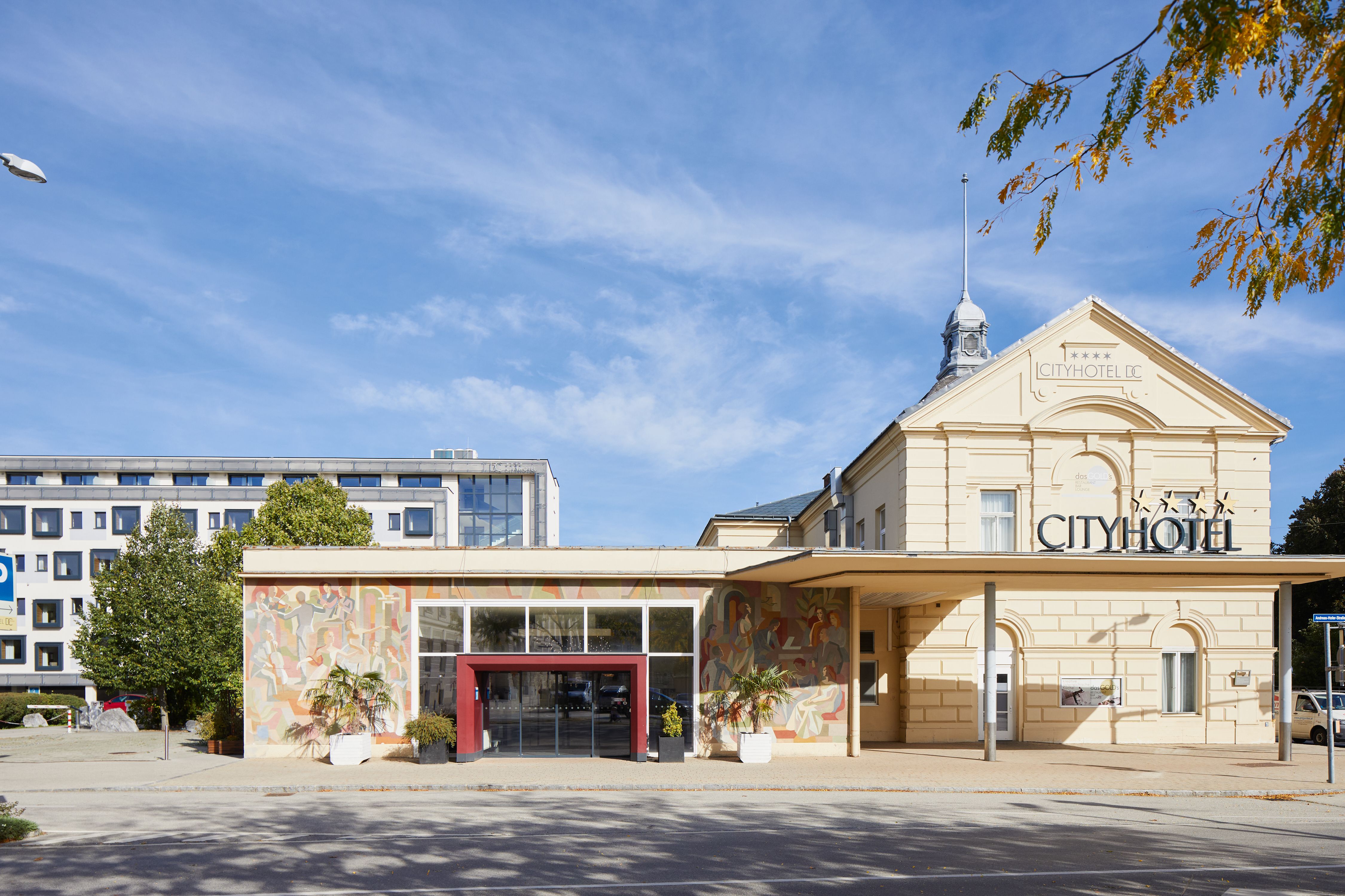 Außenansicht des Cityhotel D & C mit modernem und historischem Gebäudeteil.