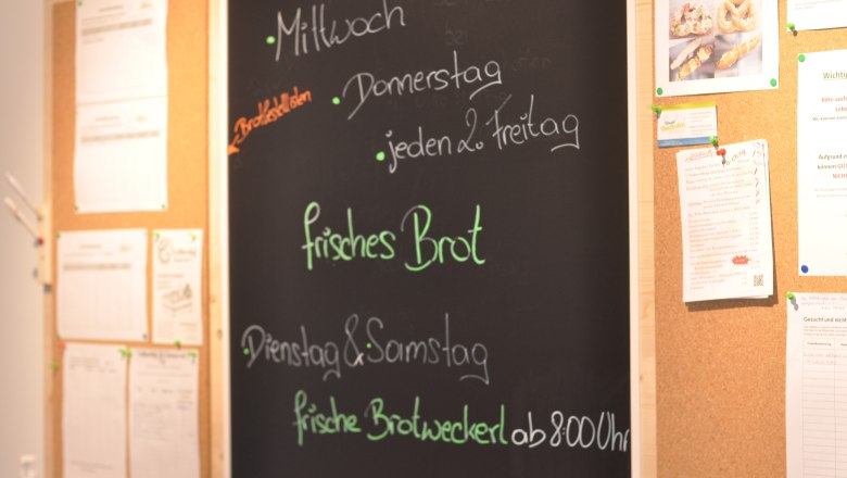Infotafel im Eingangsbereich vom Dorfladen, &copy; Nadine Sunk