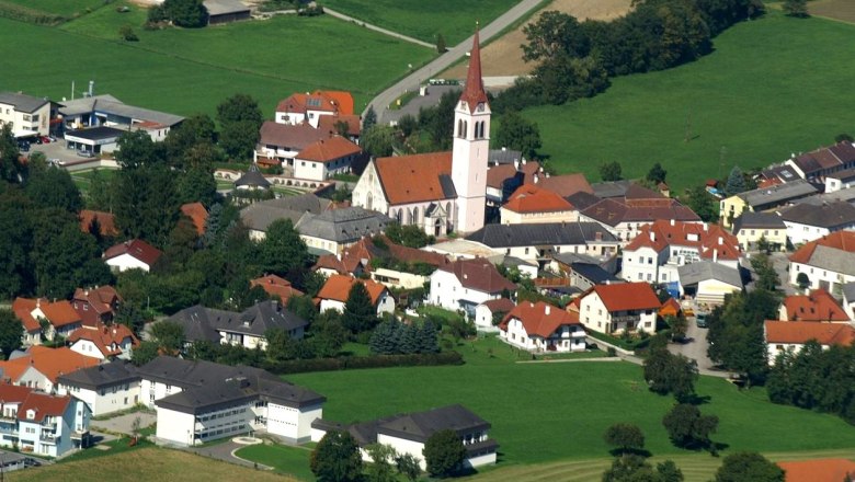 Luftaufnahme der Gemeinde Weistrach mit Kirche und umliegenden H&auml;usern.