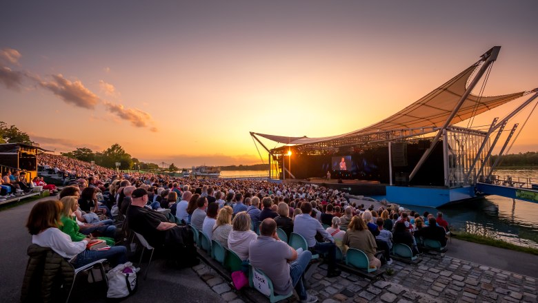 Open-Air-Veranstaltung auf der Donaub&uuml;hne Tulln bei Sonnenuntergang.