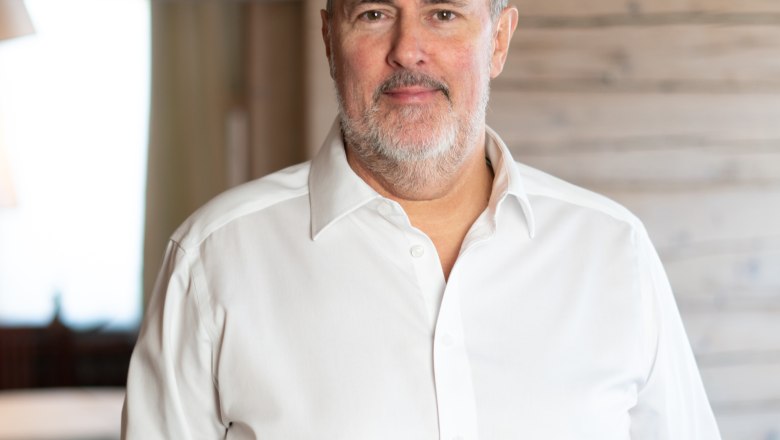 Koch Das Wolf, graue Haare, weiße Kochjacke