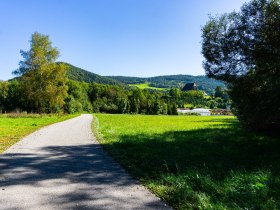 Beim Campingplatz sieht man schon die St. Anna Kirche, &copy; Gottfried Grossinger