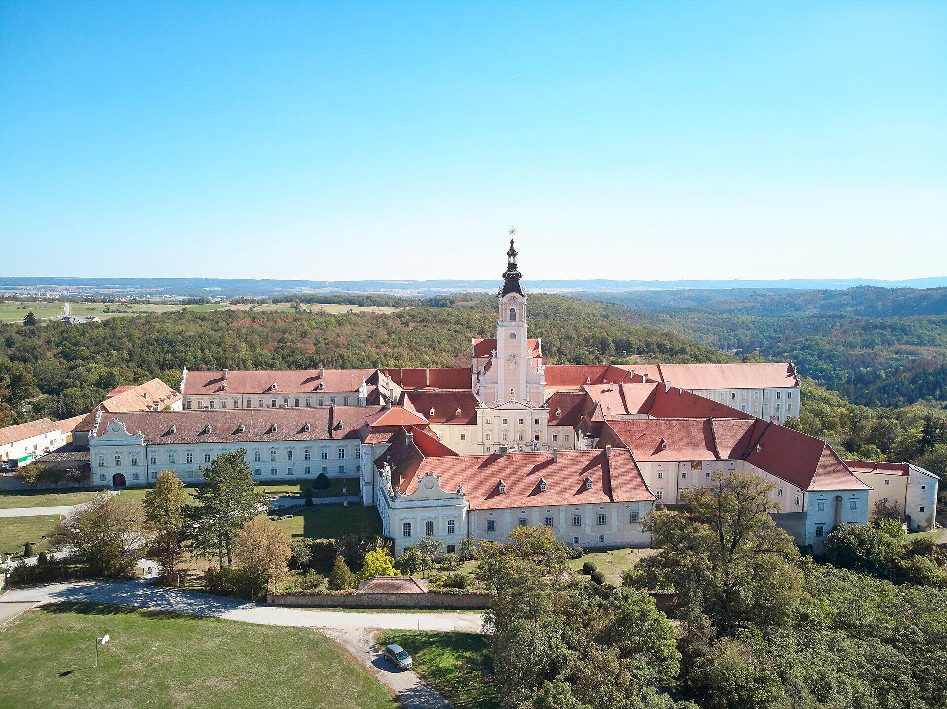Umgeben von sanften Hügeln und üppigem Grün strahlt das Stift Altenburg eine friedliche Atmosphäre aus. Die beeindruckende Architektur und die malerische Landschaft laden dazu ein, die Seele baumeln zu lassen und die Schönheit der Natur zu genießen.