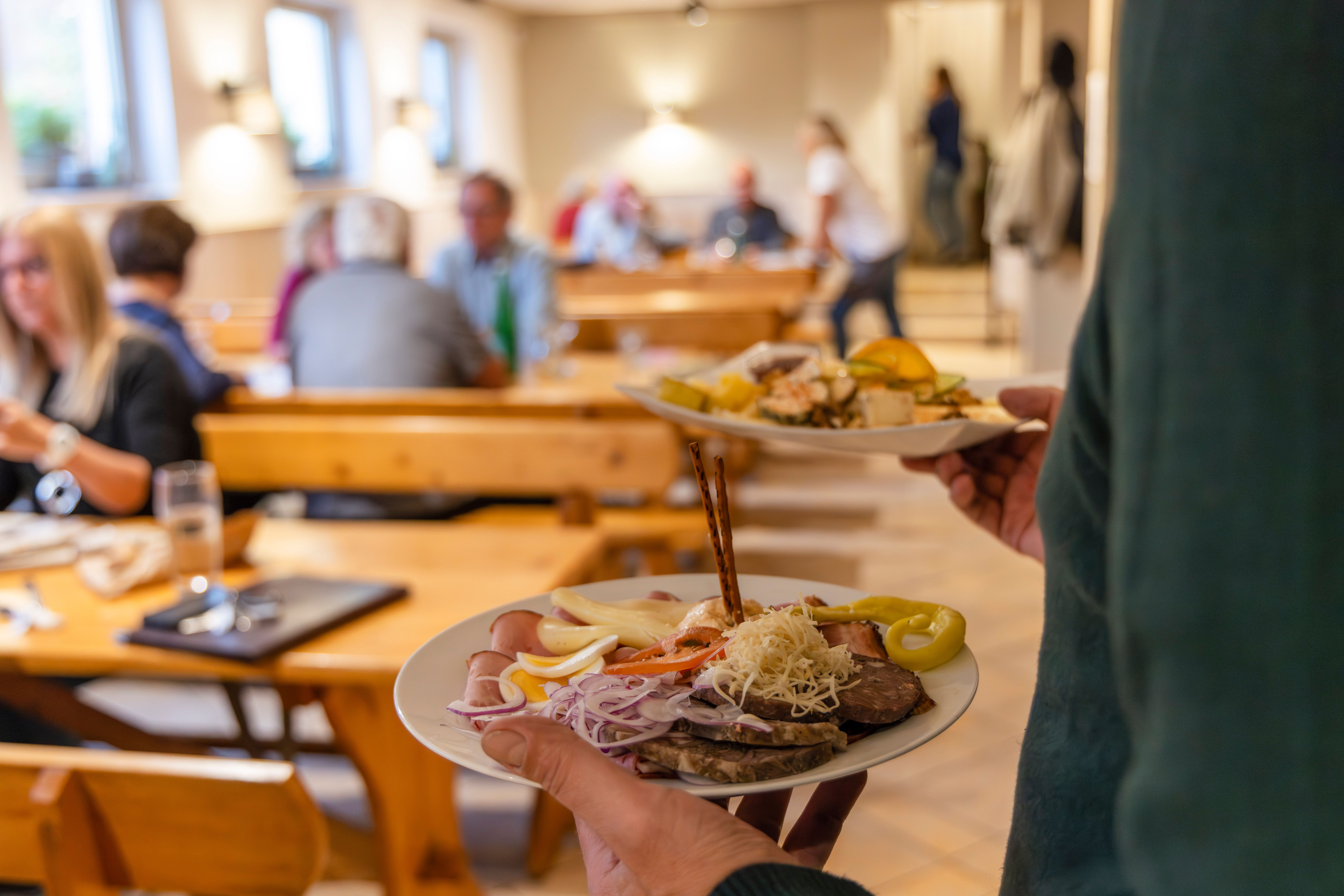 Heurigenplatte wird im Lokal serviert