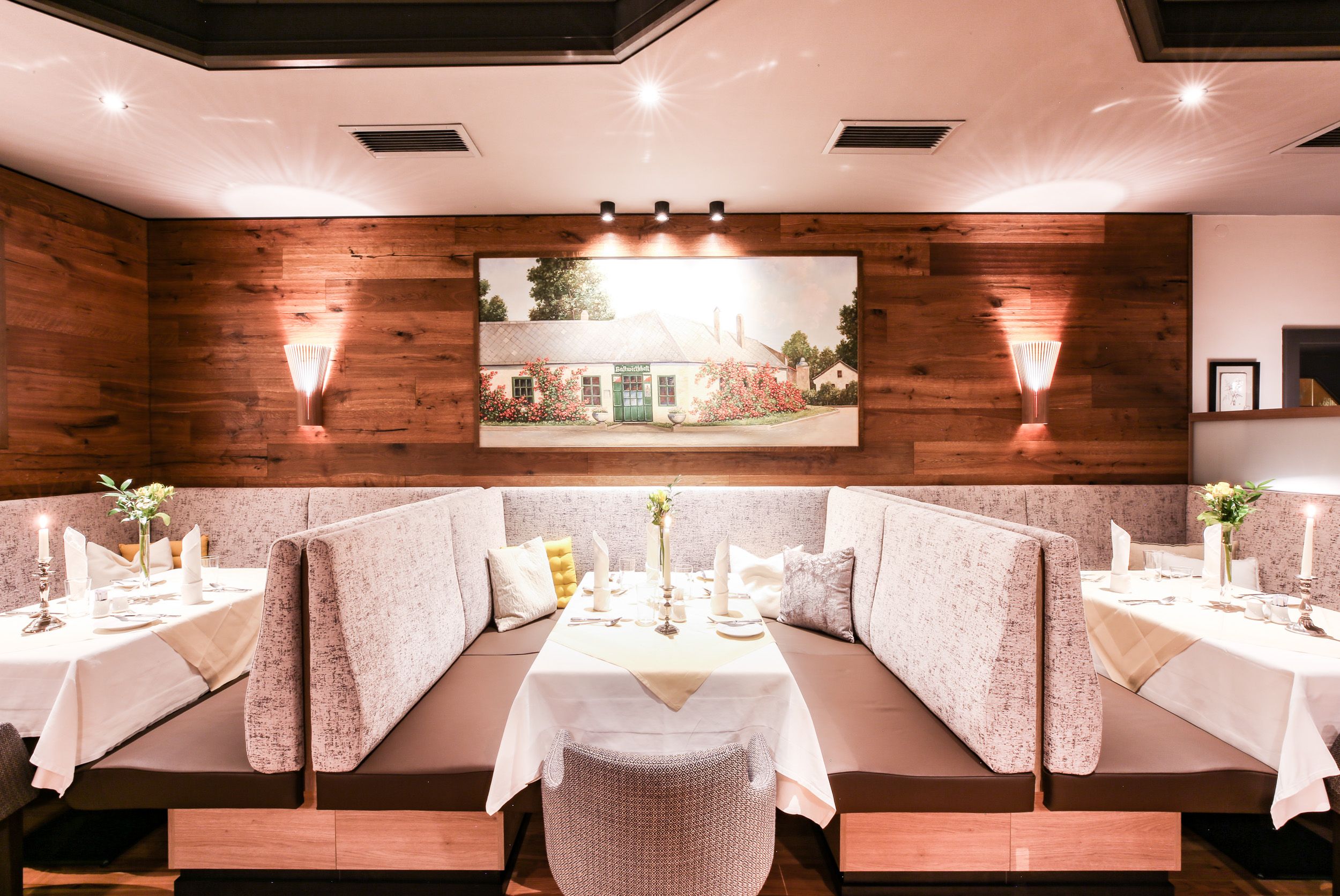 Sitzecken und ein gedeckter Tisch 