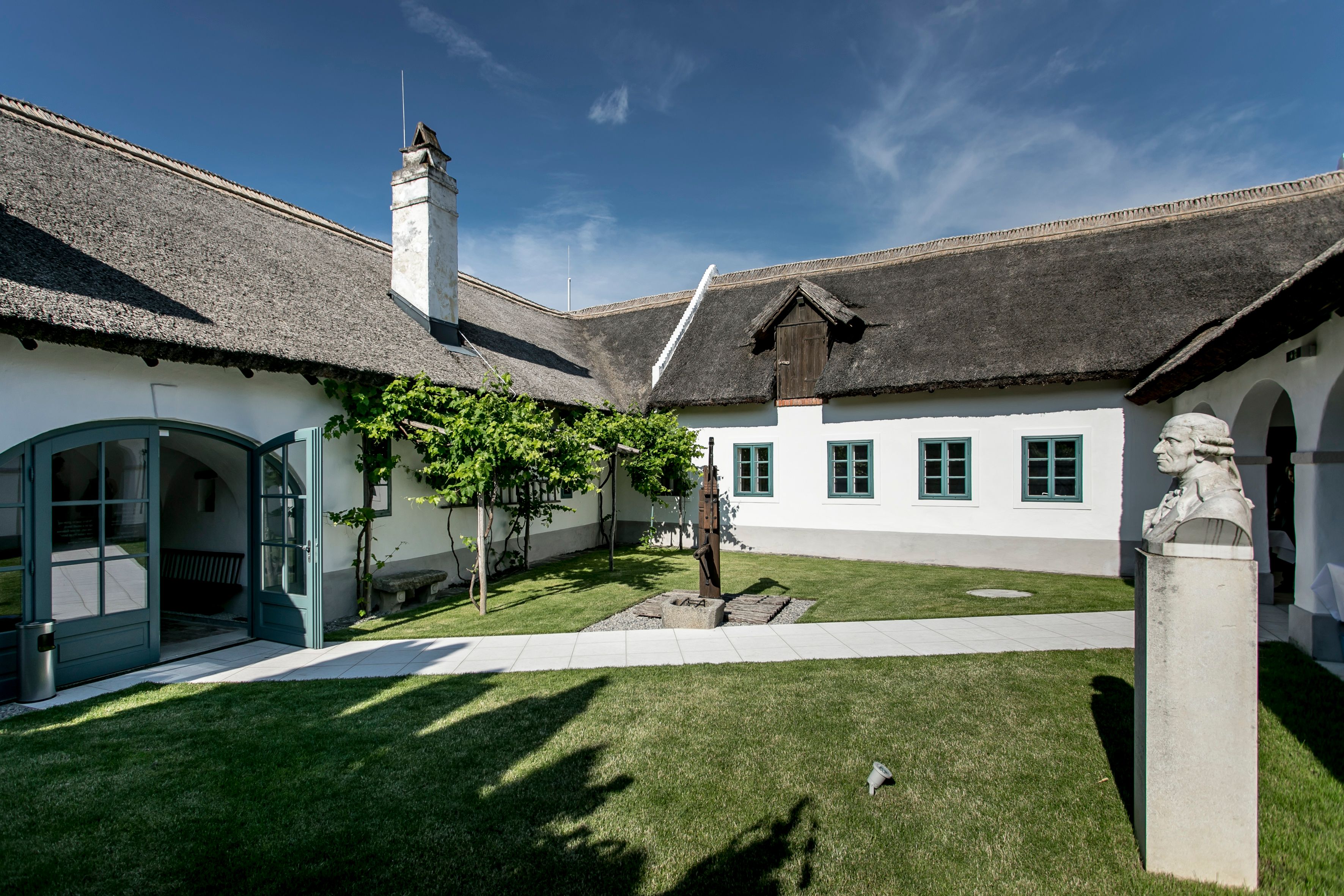 Innenhof des Haydn Geburtshauses mit gepflegtem Rasen.