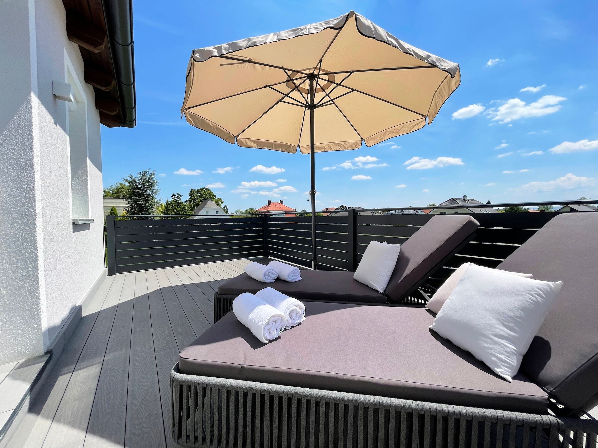 Balkon mit Sonnenliegen