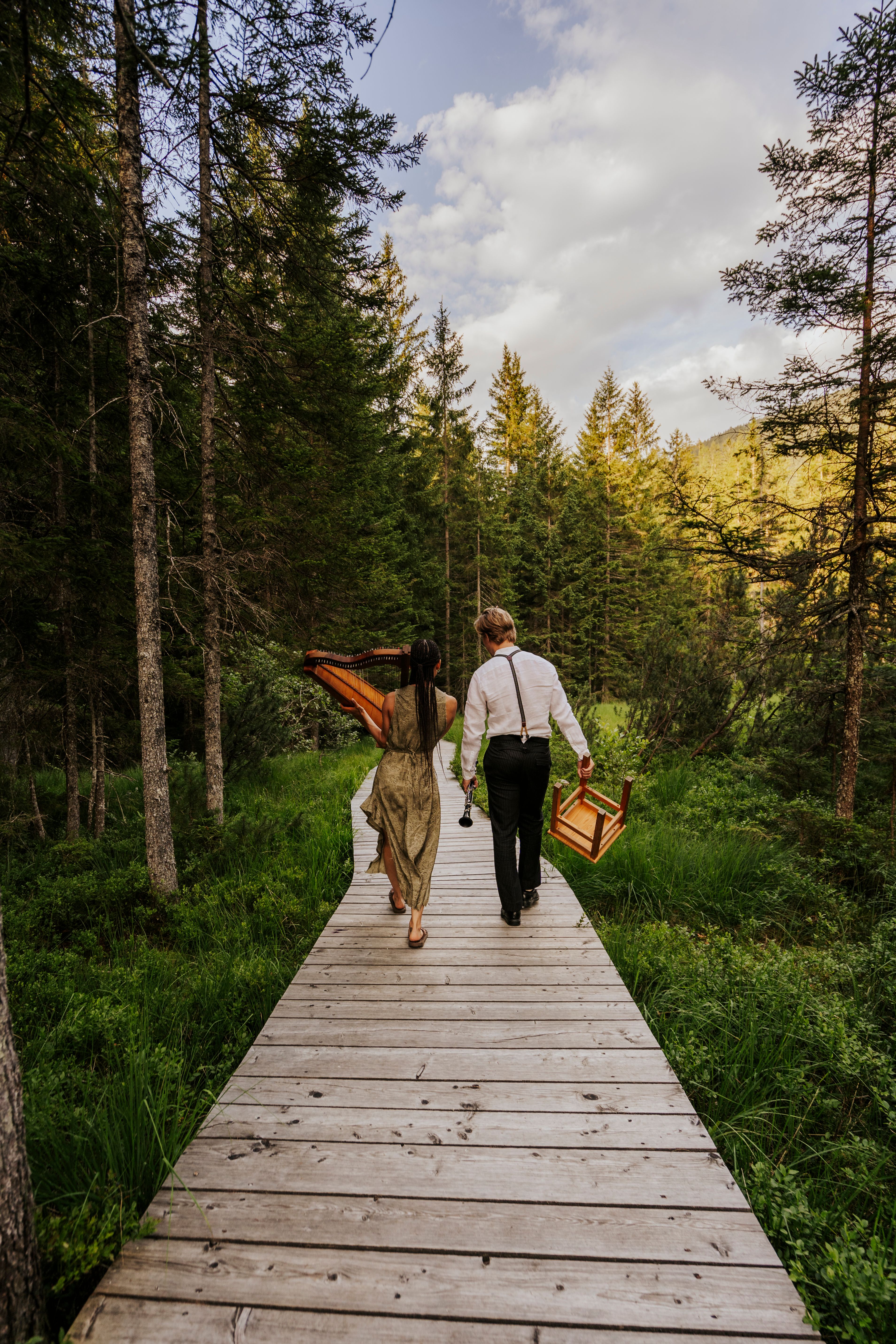 Ein harmonisches Zusammenspiel von Musik und Natur entfaltet sich auf dem Weg durch das Hochmoor. Die sanften Klänge der Klarinette und Harfe begleiten die Wanderer, während sie die üppige Vegetation und die atemberaubenden Ausblicke genießen. Hier, wo die Luft frisch und die Atmosphäre friedlich ist, wird jeder Schritt zu einem unvergesslichen Erlebnis.