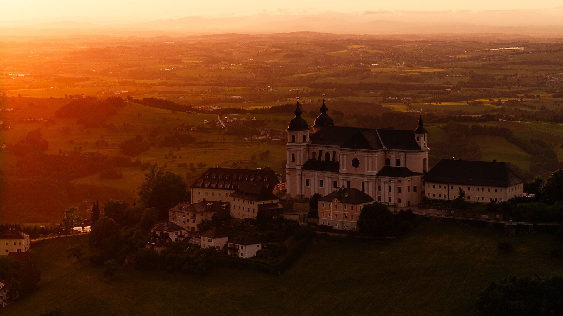 Basilika Sonntagberg eingetaucht ins Abendlicht.