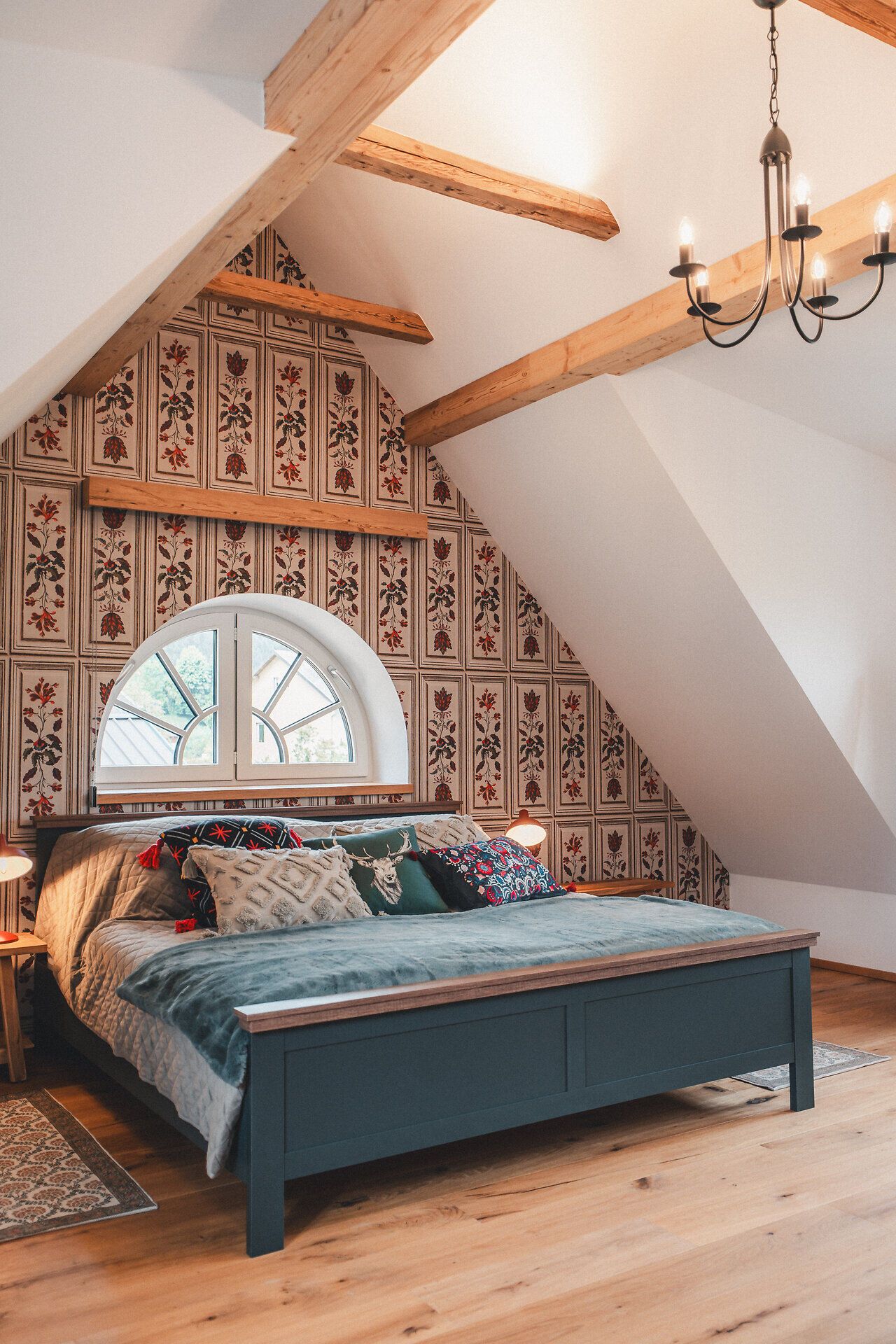 Schlafzimmer mit Doppelbett