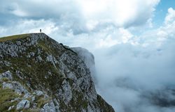 Die sanften Hügel der Rax erstrahlen im warmen Licht der Abendsonne, während die bunten Wildblumen im Vordergrund sanft im Wind wiegen. Ein Gefühl von Freiheit und Abenteuer durchzieht die Luft, perfekt für eine entspannte Wanderung oder ein gemütliches Hüttenhüpfen.