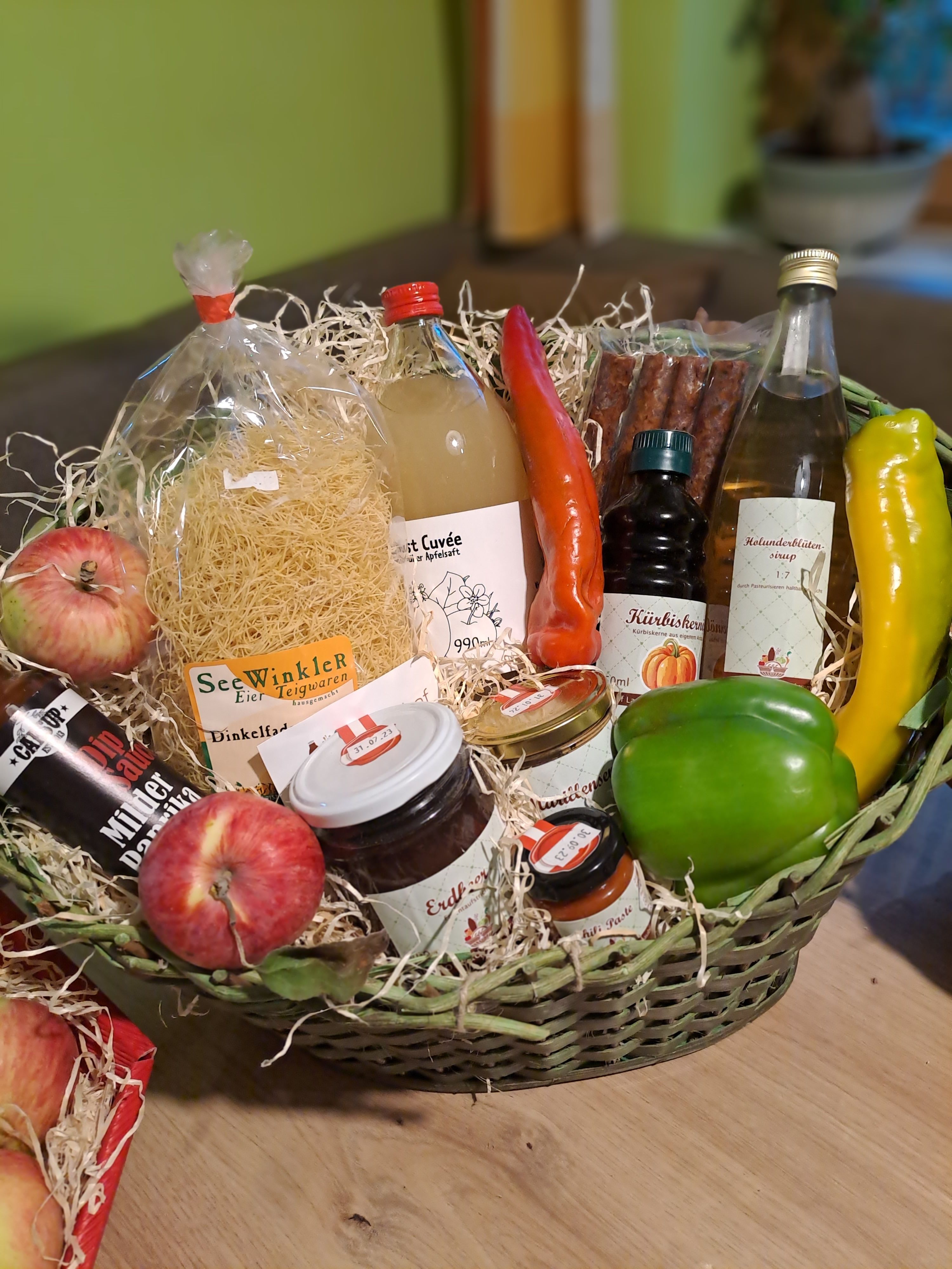 Landhof Laden Kittsee, Korb mit Produkten