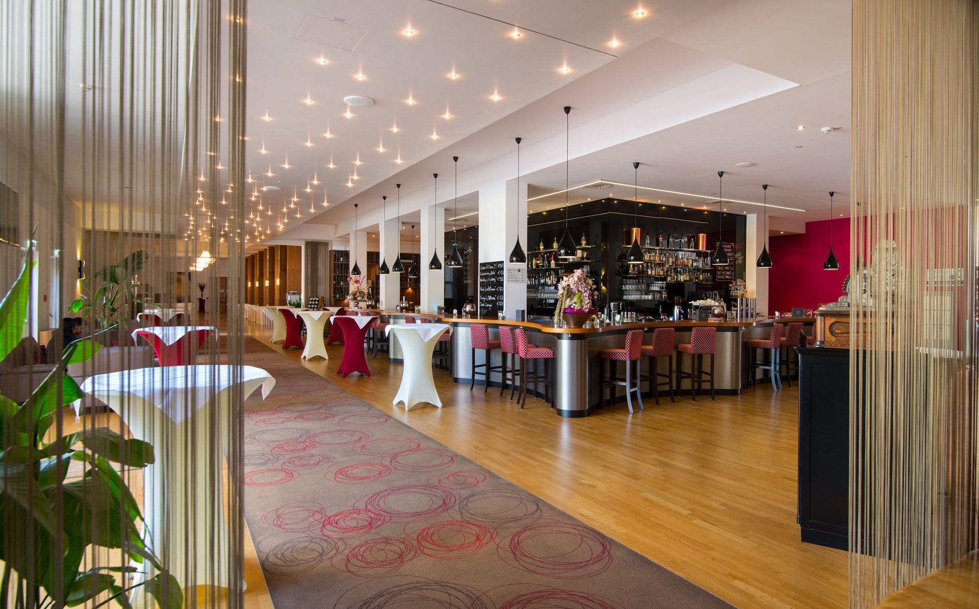 Elegante Hotelbar mit modernen Möbeln und stilvoller Beleuchtung.