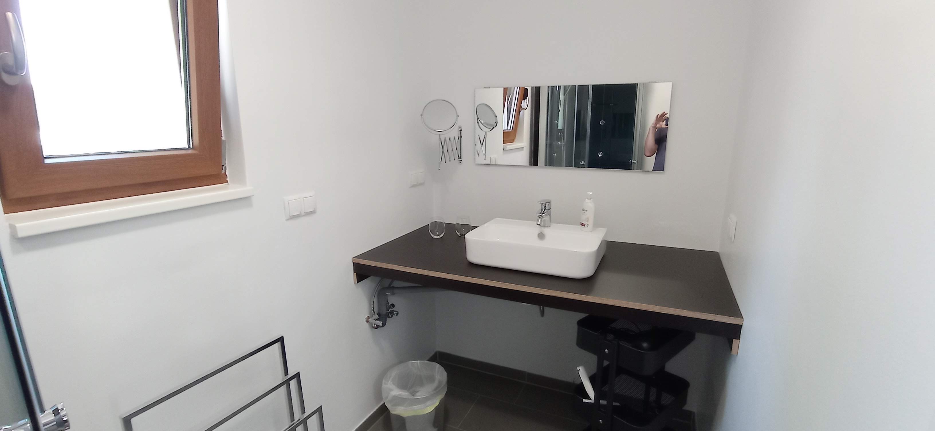 Badezimmer mit Waschbecken und Fenster 