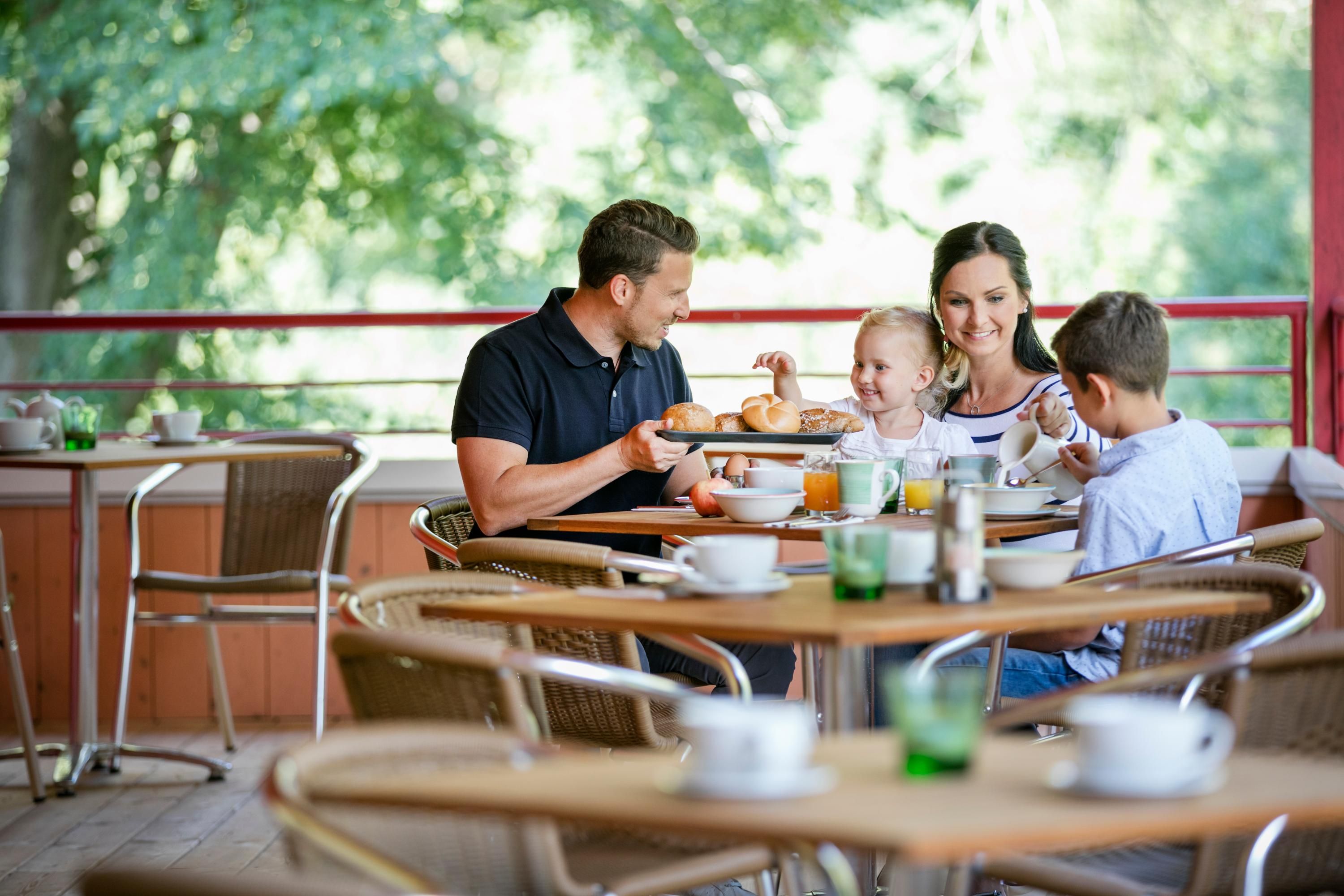 terrasse_jufa-hotel-waldviertel_familie(1)