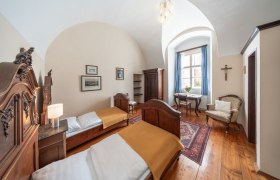 Modernes Badezimmer mit Dusche, WC und Waschbecken.