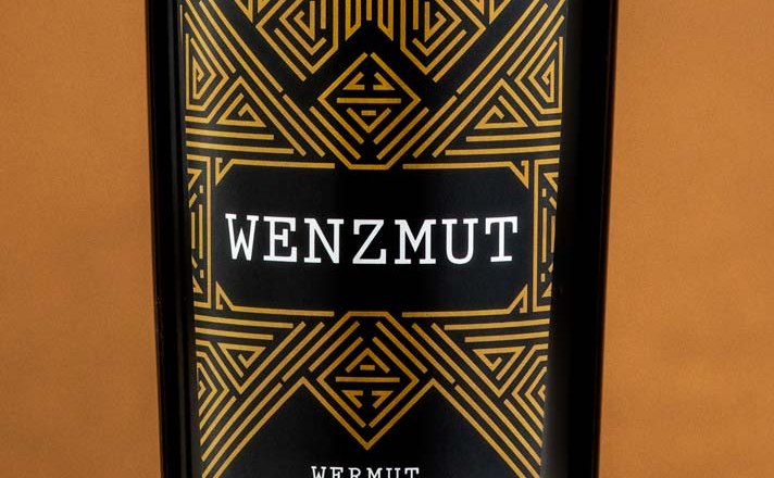 Flasche Wermut vom Weingut Wenzl mit geometrischem Etikett.