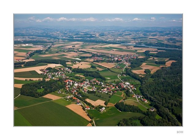 Luftaufnahme von St. Pantaleon-Erla mit Feldern und Wäldern.