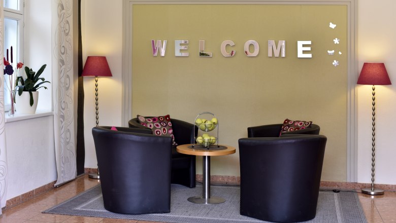 Empfangslounge mit 4 Sesseln