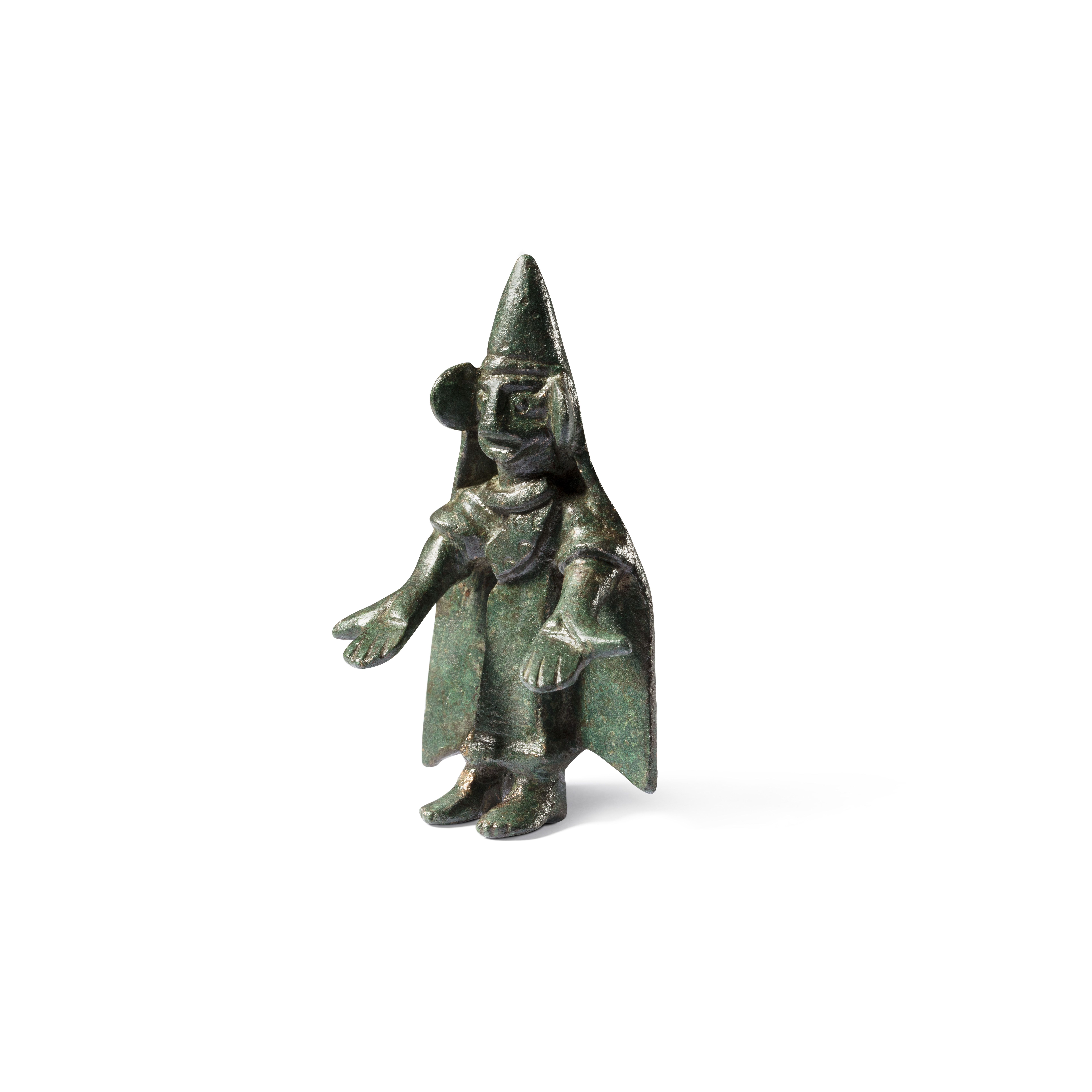 Bronzestatuette einer betenden Figur mit spitzem Hut und ausgestreckten Armen.