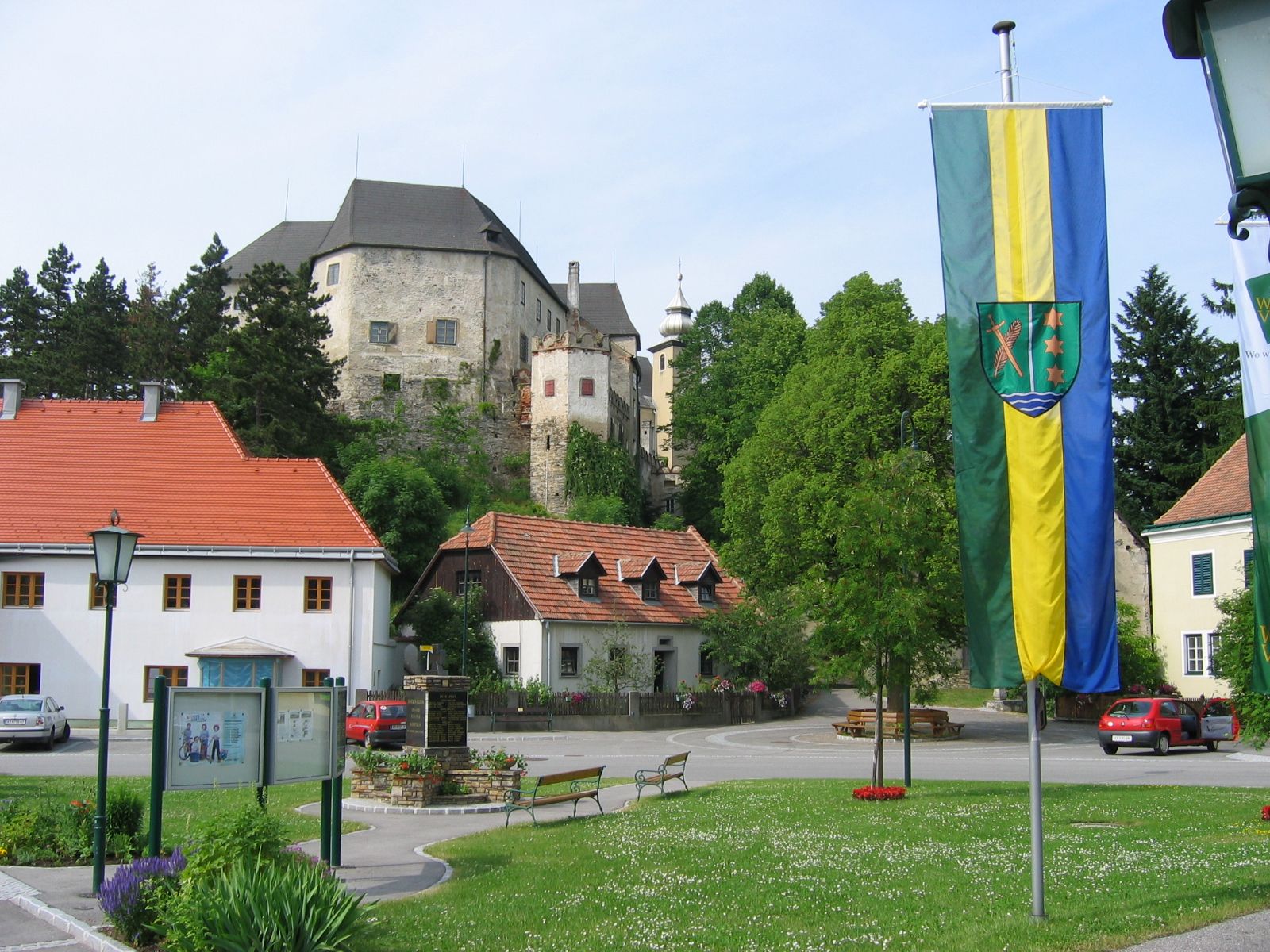 Hauptplatz in Albrechtsberg mit Schloss im Hintergrund und Fahne im Vordergrund.