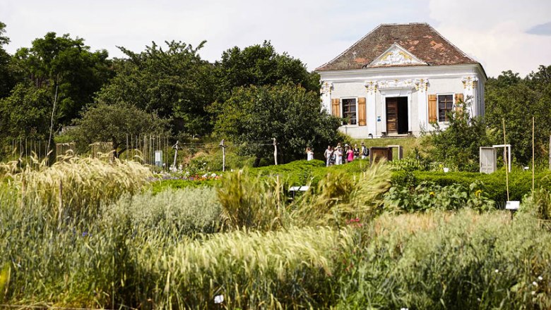 Historisches Geb&auml;ude im ARCHE NOAH Schaugarten mit &uuml;ppiger Vegetation im Vordergrund.
