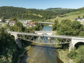 Die sanften H&uuml;gel der Ybbstaler Alpen laden zu unvergesslichen Radtouren ein. Umgeben von &uuml;ppigem Gr&uuml;n und glitzernden Gew&auml;ssern, erleben Radfahrer hier die perfekte Harmonie von Natur und Abenteuer. Ein Ort, der die Seele ber&uuml;hrt und zum Verweilen einl&auml;dt.