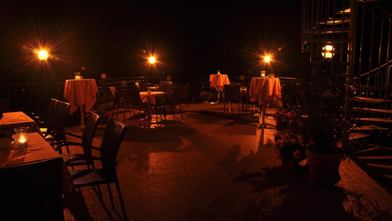 Terrasse bei Nacht, © Hotel des Glücks