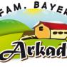 Logo des Arkadenhofs mit Landschaft und Bauernhaus.