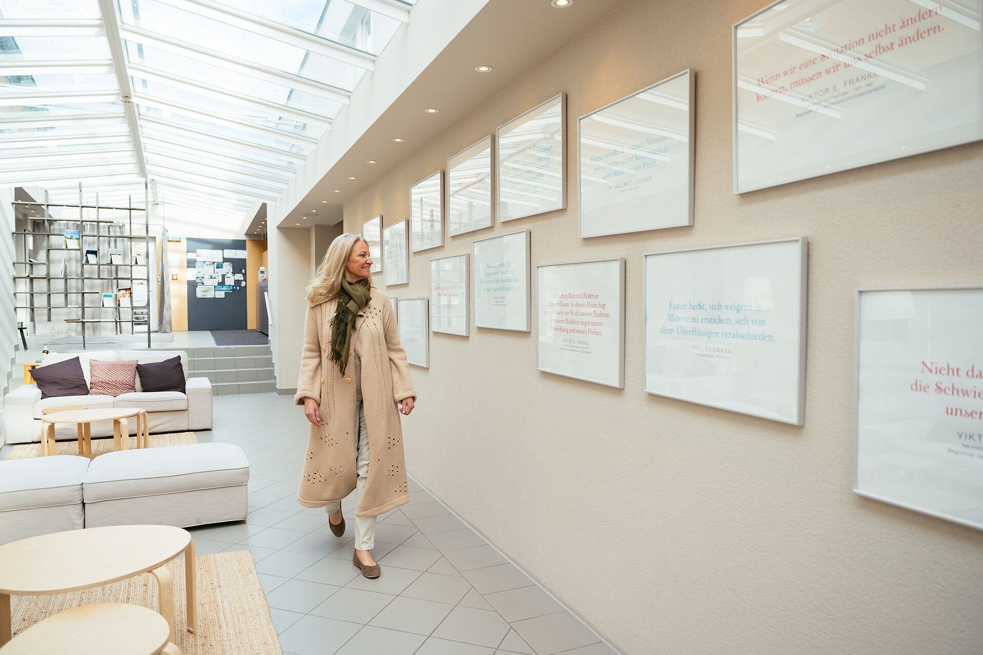 Gini Czernin im Aufenthaltsbereich des Kloster Pernegg: eine gemütliche Sitzecke und eine Teebar laden zum Verweilen ein.