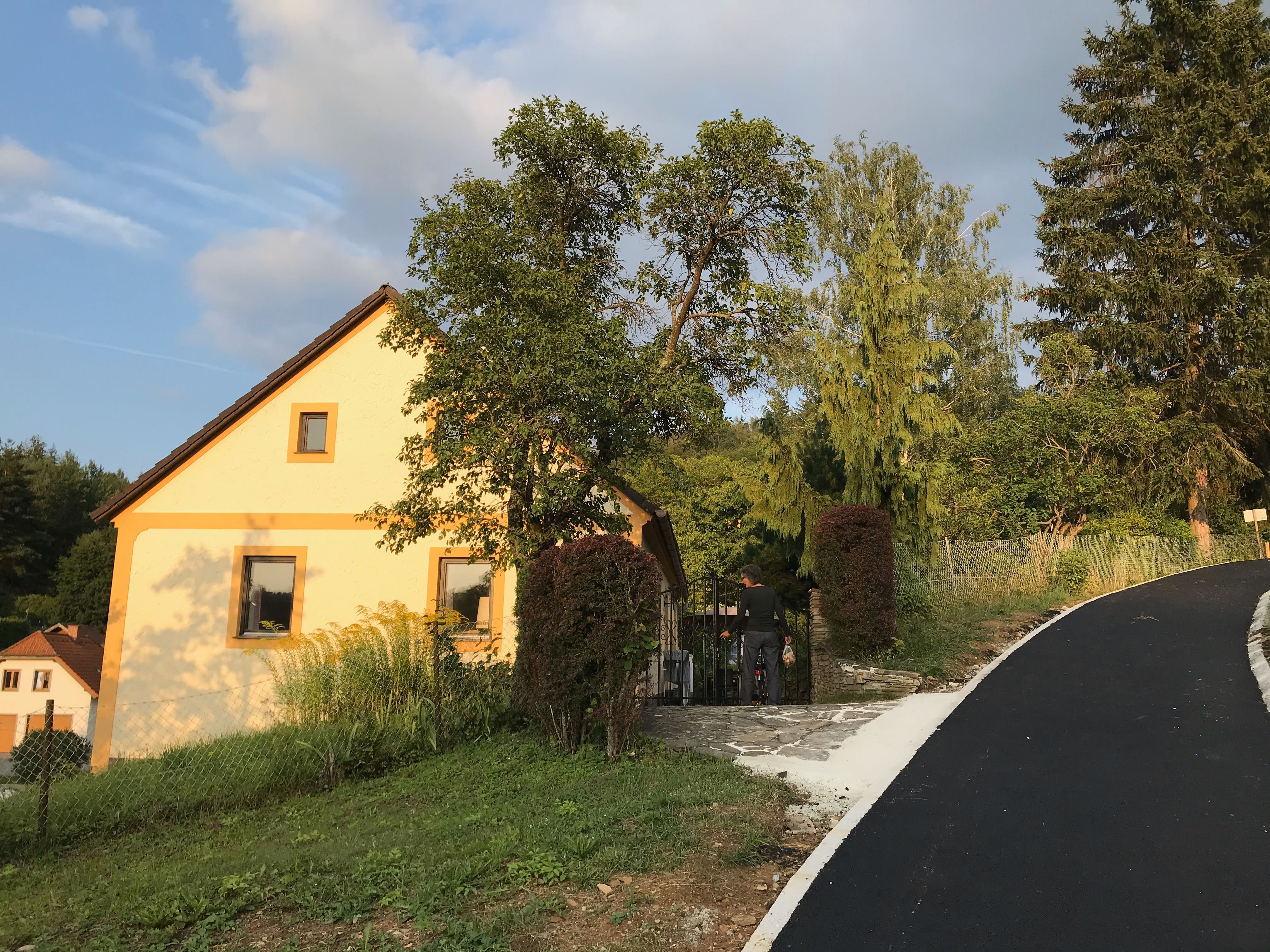 Gemeindeweg vor dem Haus 
