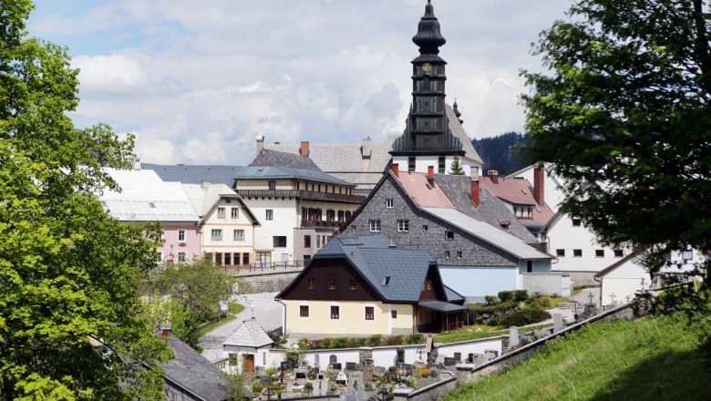 Blick auf Annaberg mit Kirche und Friedhof im Vordergrund.