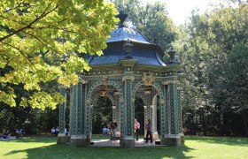 Das Grüne Lusthaus, einst der Lieblingsort von Kaiserin Maria Theresia, ist bis heute ein äußerst beliebter Treffpunkt für Kultur- und Gartenliebhaber., © SLBG/Wolfgang Mastny