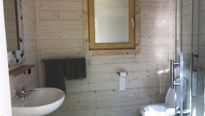 Gro&szlig;z&uuml;gige Dusche, Waschbereich und Toiletten, &copy; Christoph Rahofer