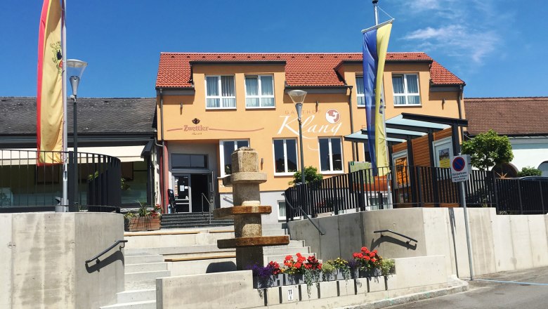 Marktplatz Echsenbach mit Gasthof Klang im Hintergrund, &copy; Marktgemeinde Echsenbach