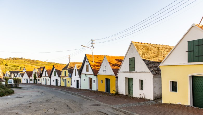 Straße mit vielen kleinen Häusern