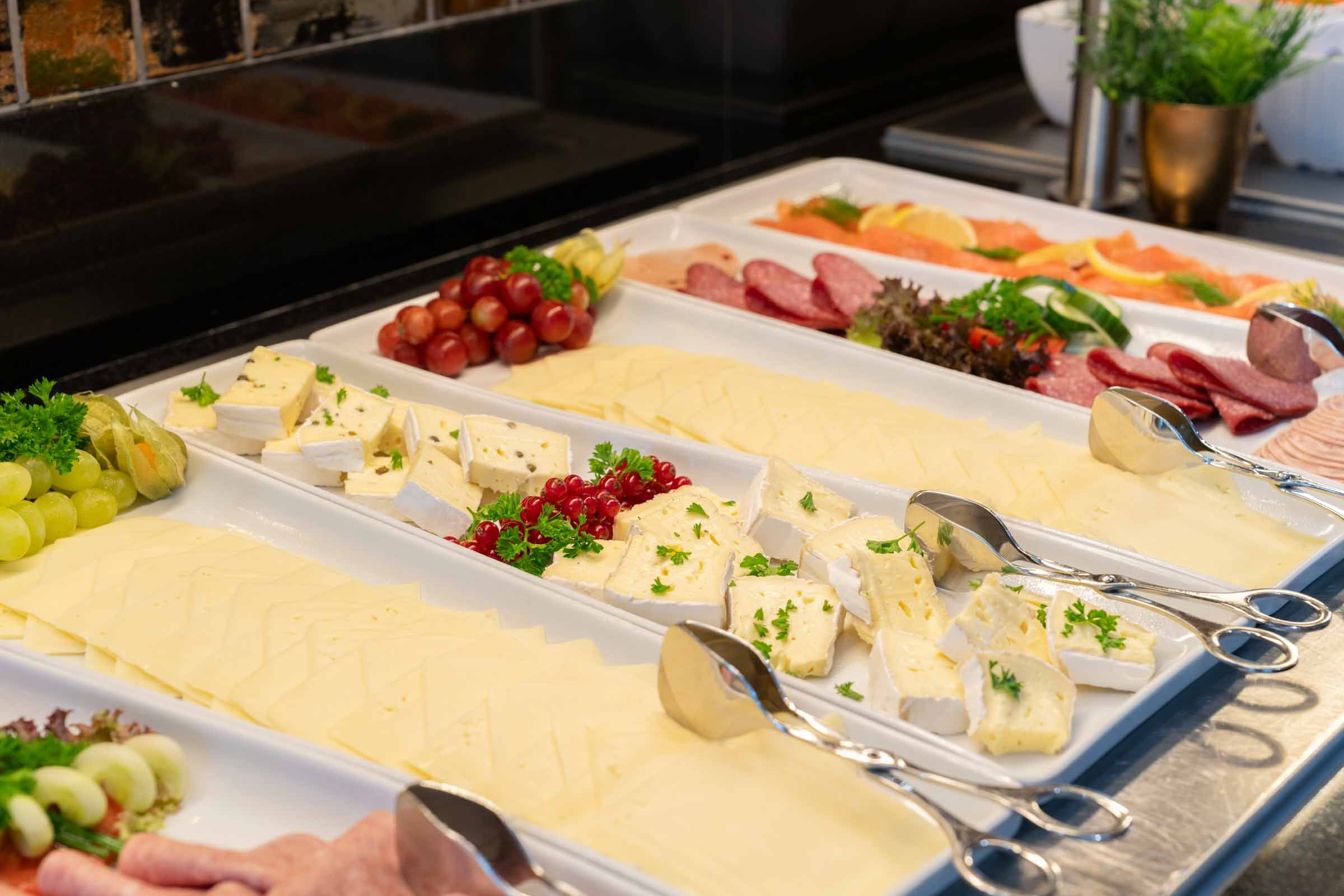 Buffet mit Käse, Wurst und Obst.