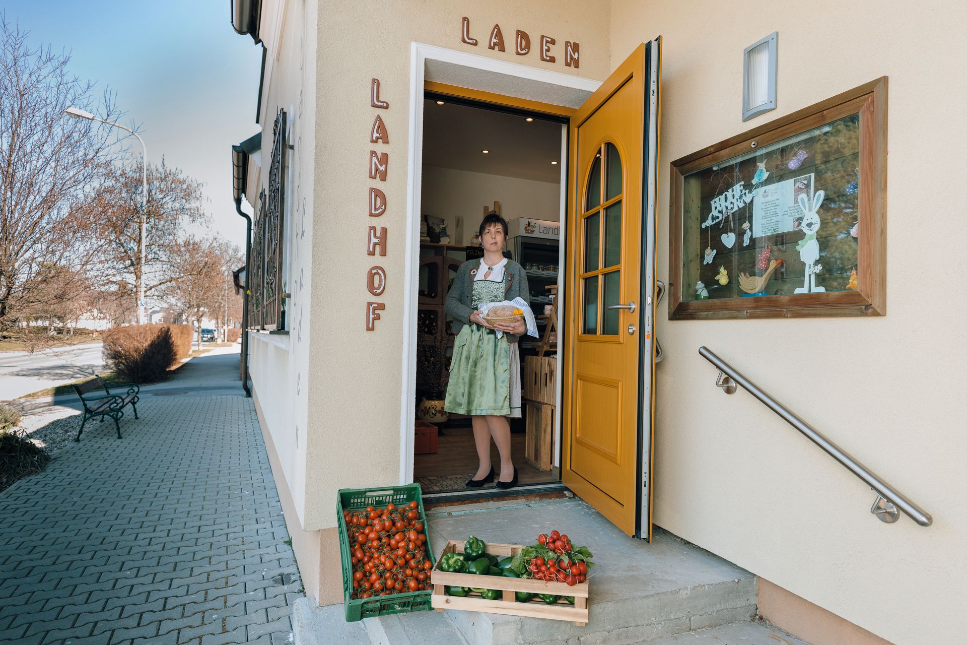 Landhof Laden Kittsee, Frau Paradeisz vor dem Laden