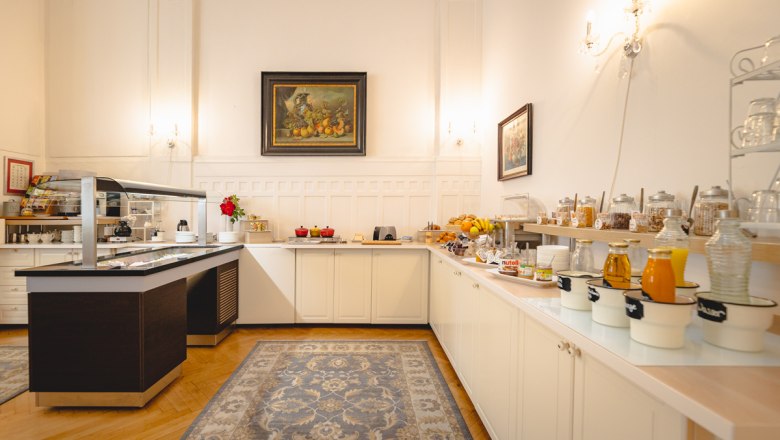 Fr&uuml;hst&uuml;cksbuffet in einem Hotel mit verschiedenen Speisen und Getr&auml;nken.