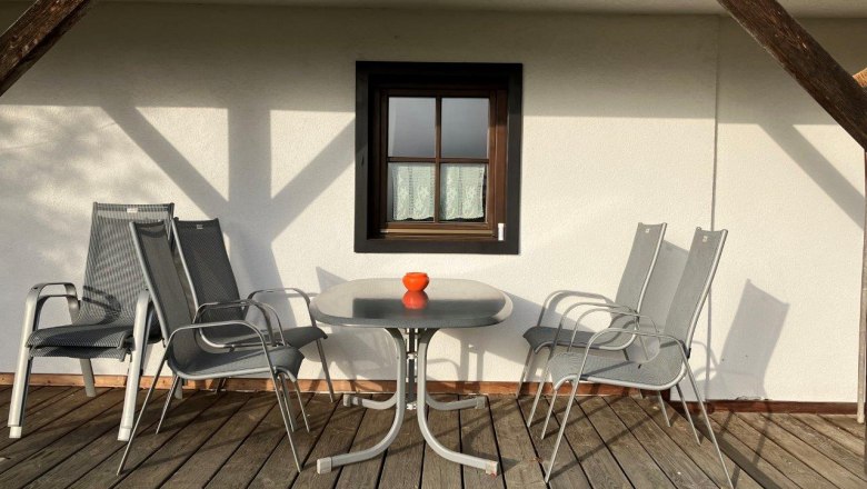 &uuml;berdachter-sitzplatz-vor-dem-ferienhaus, &copy; Ferienhof Kirchau