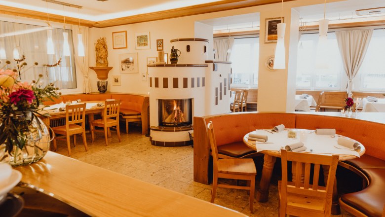 Gem&uuml;tliches Restaurant mit Kamin und Holzm&ouml;beln in den Wiener Alpen.