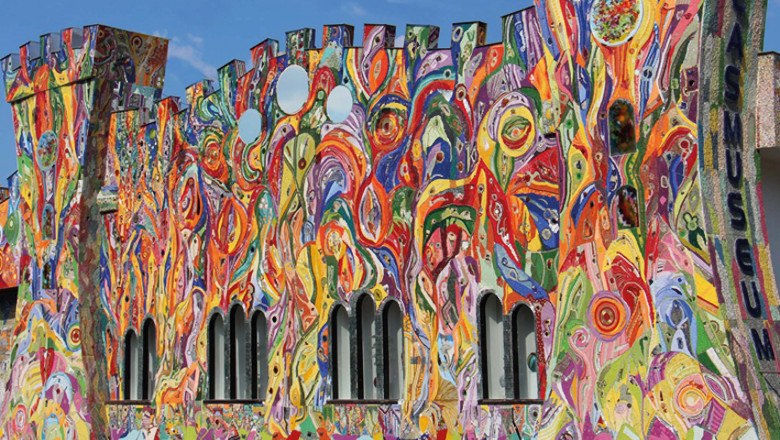Bunt bemalte Fassade eines Museums mit Burg-Design.