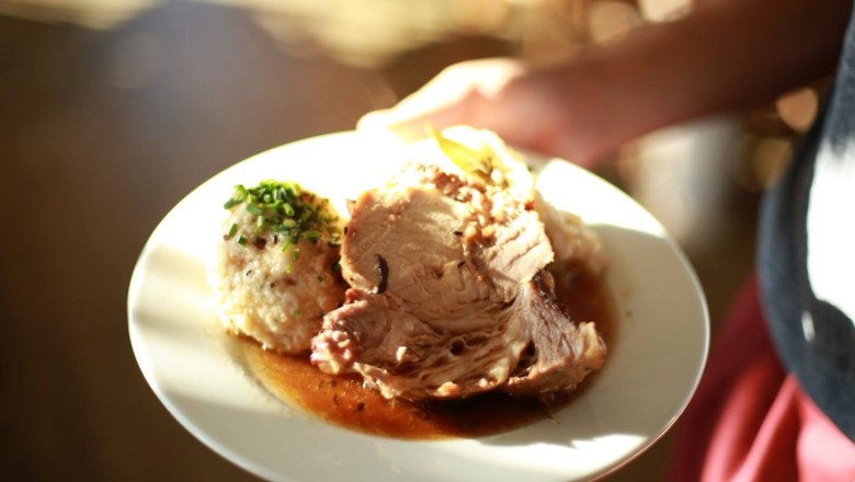 Ein Teller mit Braten, Kn&ouml;del und So&szlig;e.