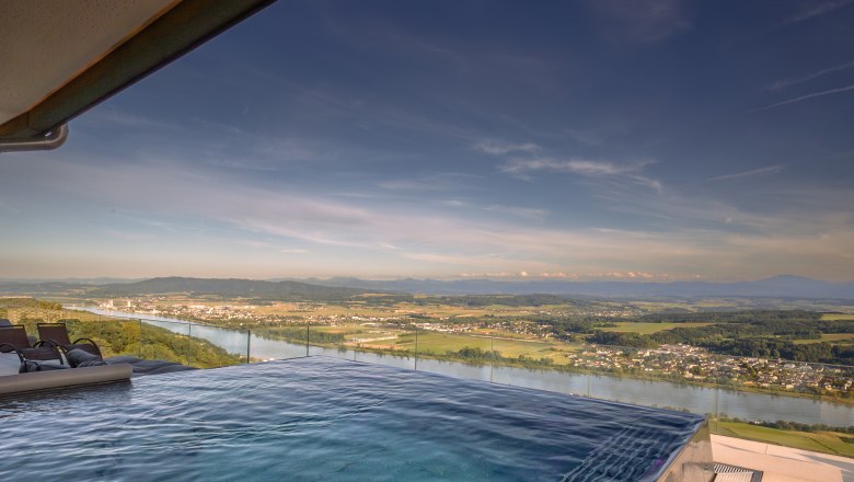 Infinity-Pool mit Blick auf Fluss und Landschaft.