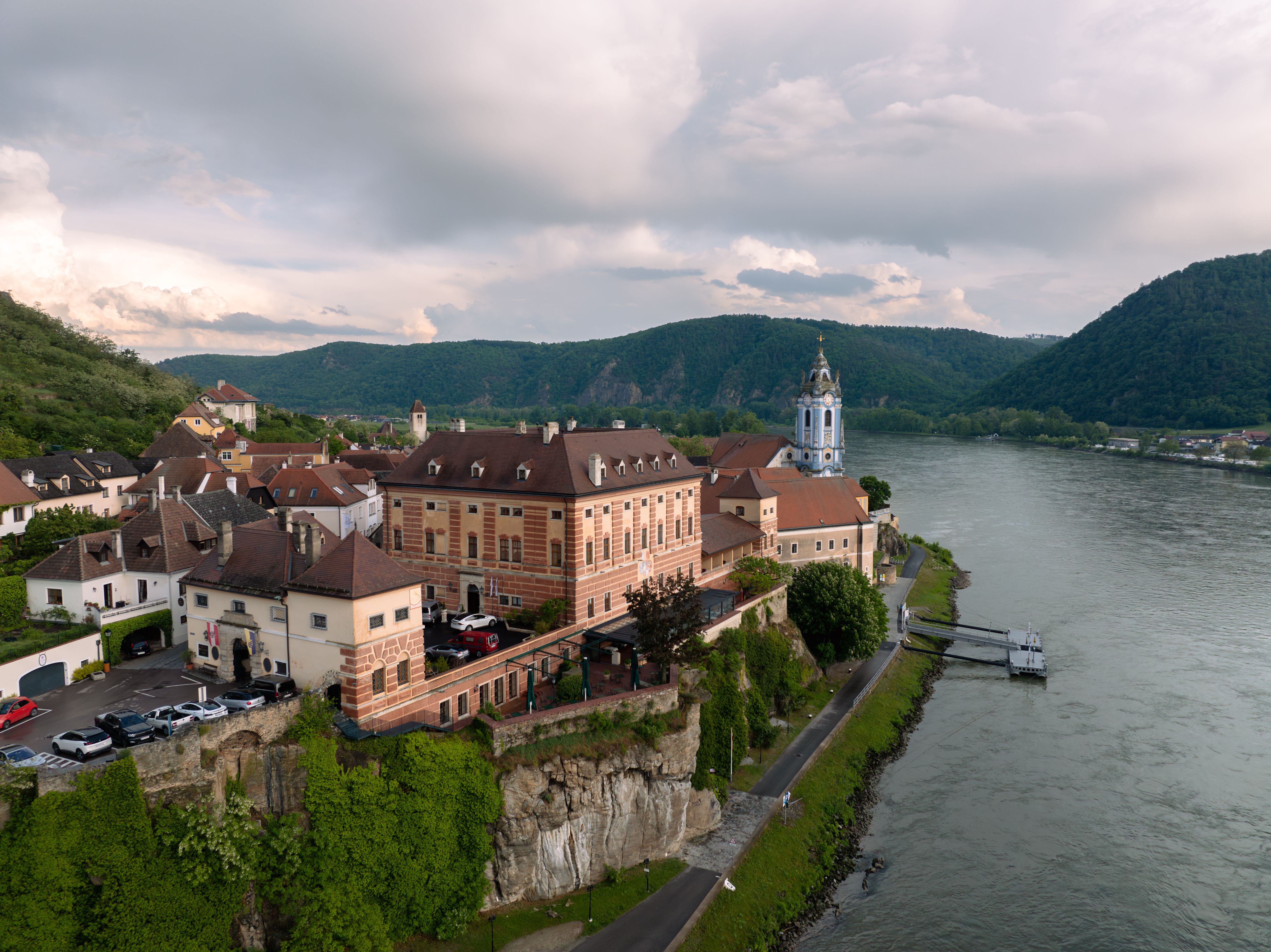 Luftaufnahme von Schloss Dürnstein an der Donau mit umliegender Landschaft.
