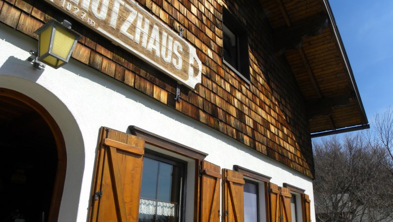 H&uuml;tte Aussenansicht mit Holzfl&uuml;gel Fenstern