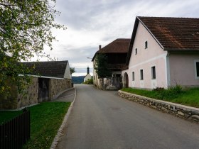 Kapelle und Motiv des K&uuml;nstlers, &copy; Gottfried Grossinger