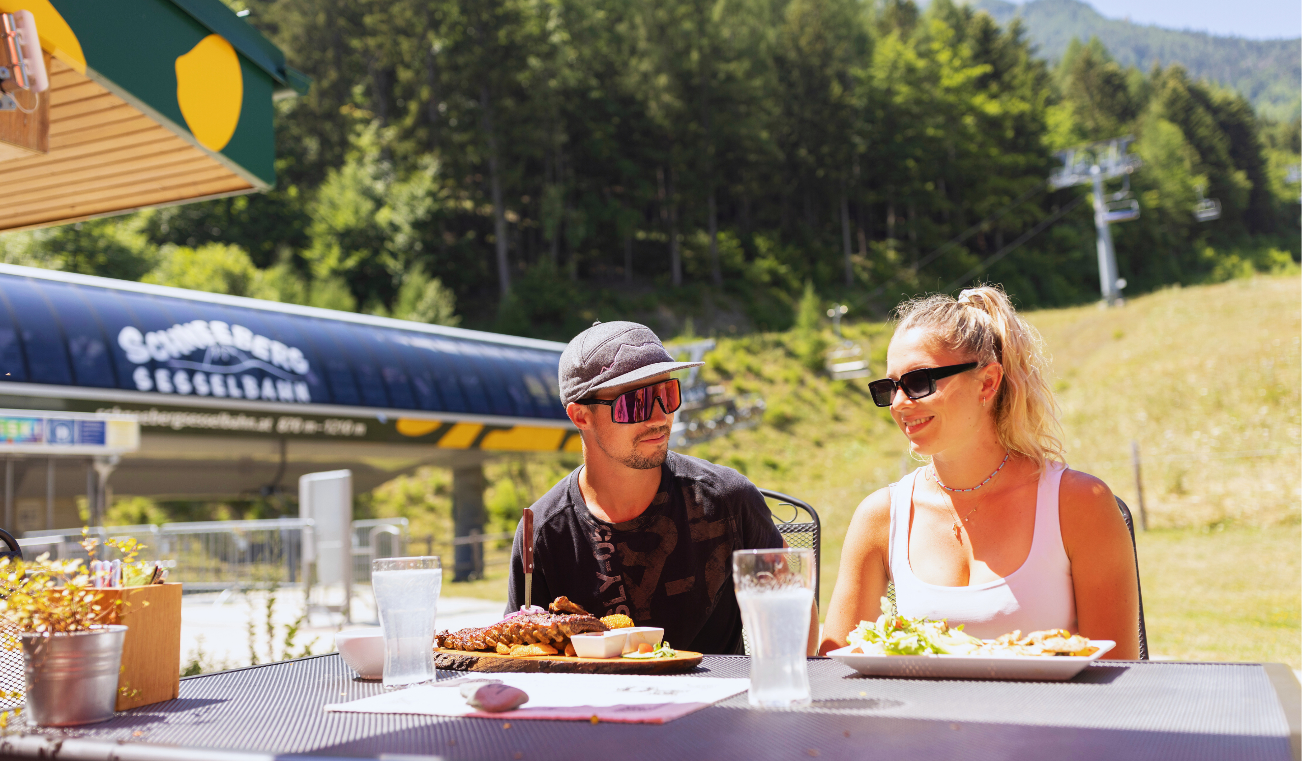 Essen im Lahning Inn, Terasse neben Sesselbahn Station