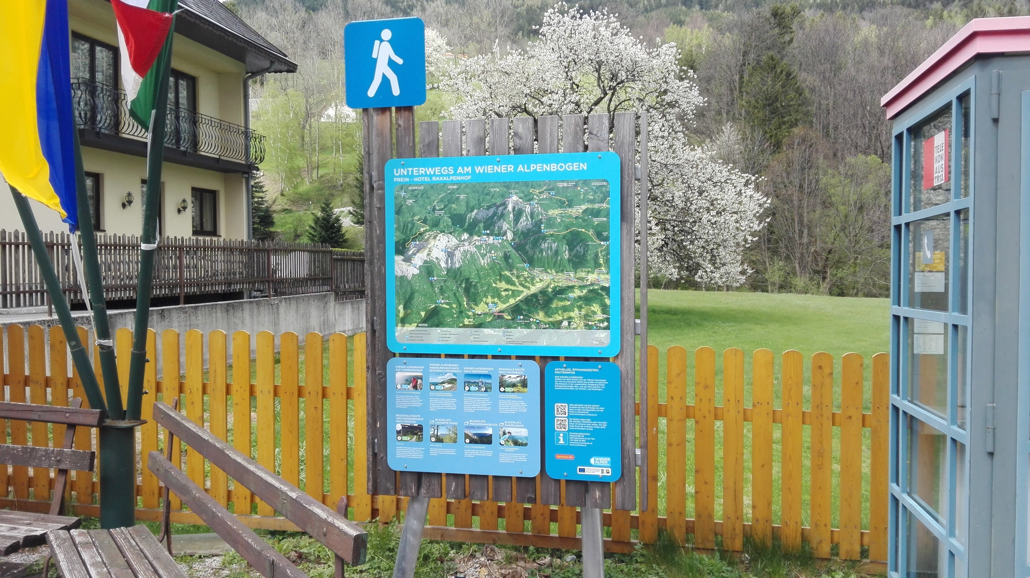 Wanderstartplatz Prein mit Infotafel und Telefonzelle.